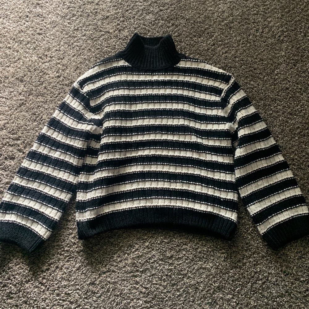 Black and white H&M sweater
